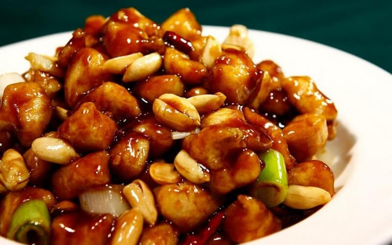 Aitri kiniška vištiena su riešutais "Kung pao"