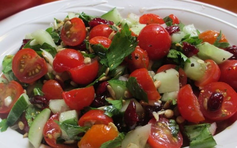 Vyšninių pomidoriukų salotos su alyvuogėmis