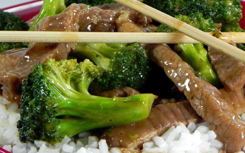 Jautiena su brokoliais ir ryžiais