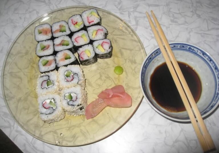 Naminiai sushi su lašiša ir krabų lazdelėmis