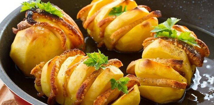 Orkaitėje keptos bulvės su šonine