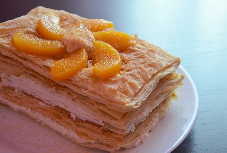 Sluoksniuotas persikų ir varškės pyragas