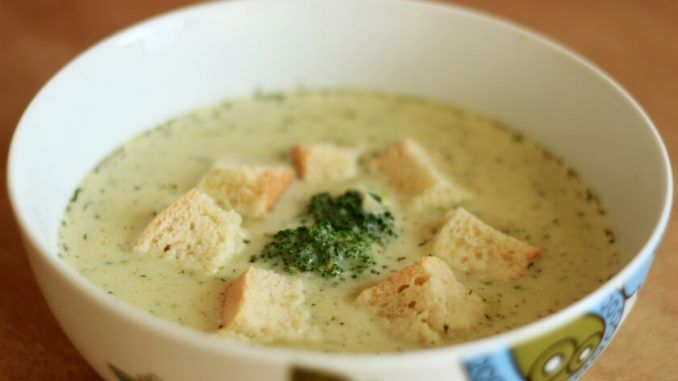 Brokolių ir sūrio sriuba su skrebučiais