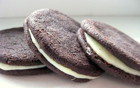 Kakaviniai sausainiai su baltojo šokolado kremu