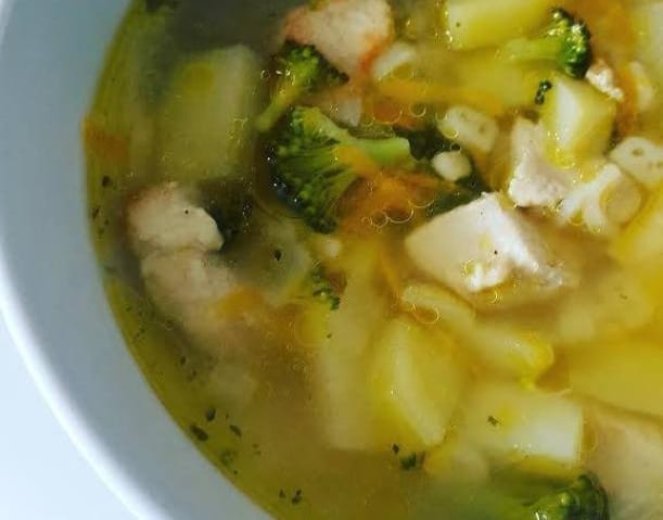 Vištienos sriuba su brokoliniais kopūstais
